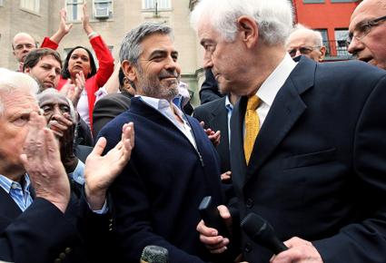 الإفراج عن جورج كلوني ووالده بعد اعتقالهما أمام السفارة السودانية في واشنطن